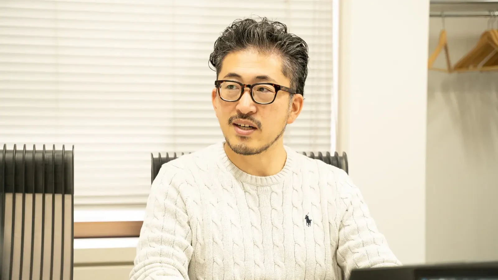 打ち合わせの席で話す、合同会社TAKEz代表の武田優人